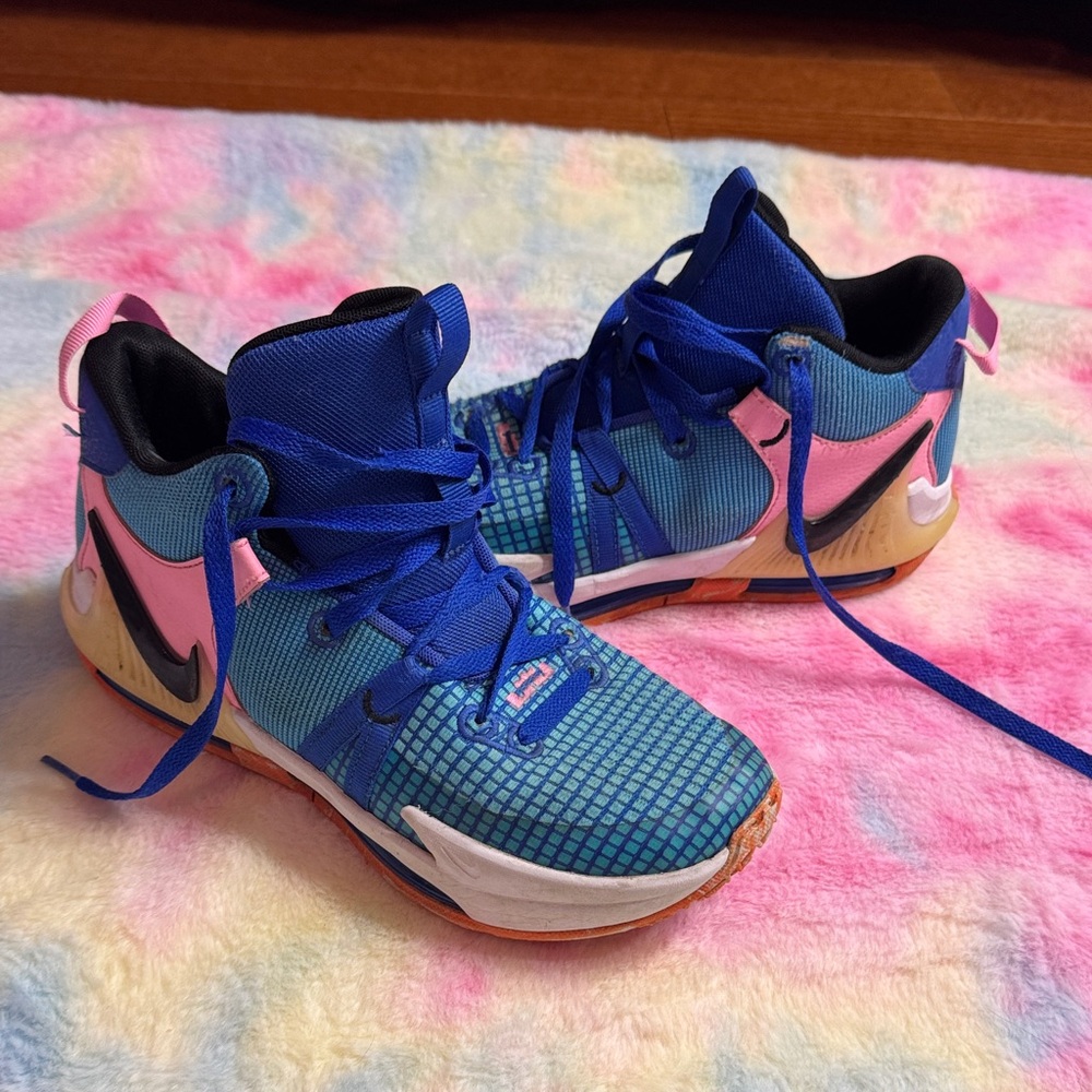 6Y Nike basketball shoes